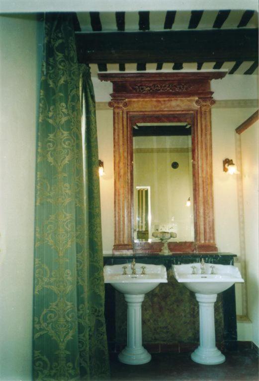 Bize De La Tour Acomodação com café da manhã Saint-Bonnet-du-Gard Quarto foto